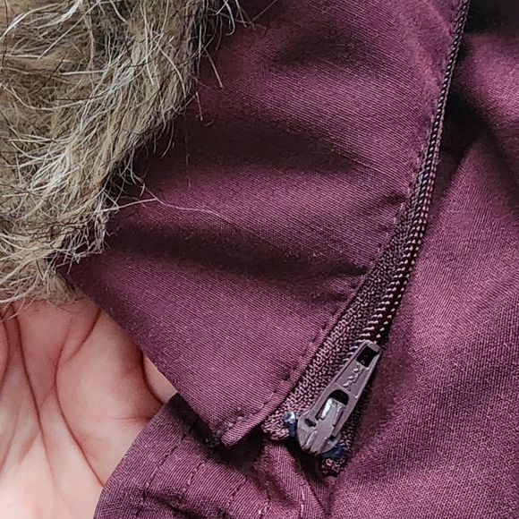 Uniqlo winter coat,size XS, burgundy color 🦭 - Picture 5 of 8